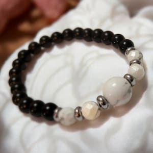 White Howlite beaded bracelet.  Gemstone beads, Handmade Jewelry