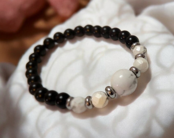 White Howlite beaded bracelet.  Gemstone beads, Handmade Jewelry