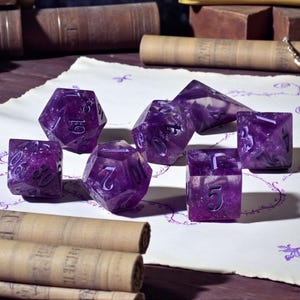 Juego de dados de resina violeta Sanctum / Amatista de borde afilado / Juego de dados DnD / Dados poliédricos místicos / Reliquias Moonveil