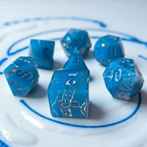 Set di dadi Shards of the Aetherflow - Dadi RPG in resina con bordo affilato blu e oro e venature arcane