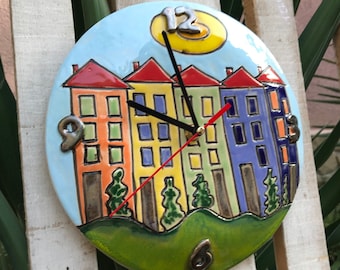 Reloj de pared de cerámica hecho a mano, diseño colorido de casa adosada, decoración de cocina