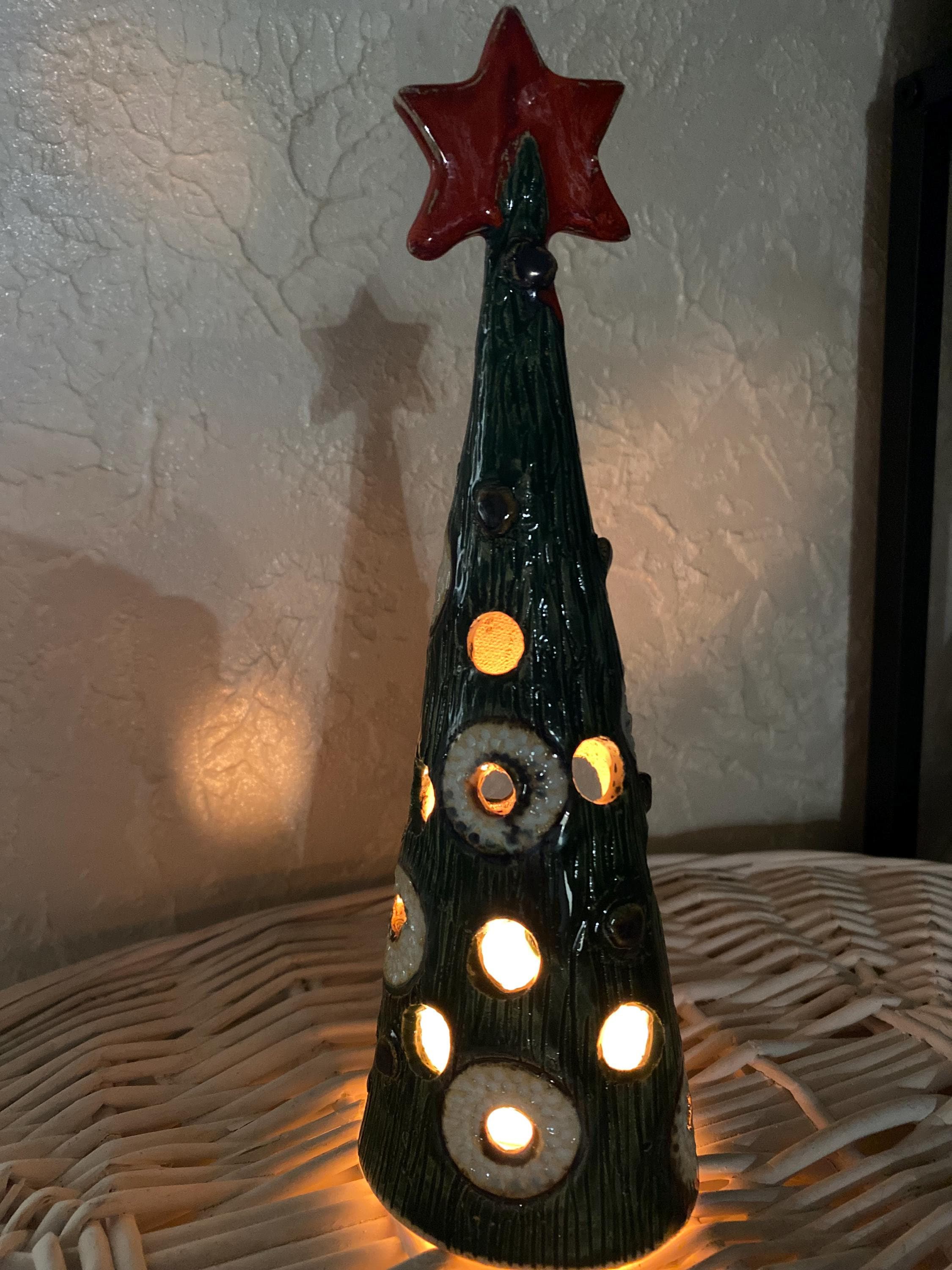 手作りの陶器製クリスマスツリーキャンドルホルダー、ティーライト 