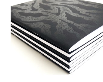 Quaderno serigrafato - Motivo astratto. Fatto a mano a Londra. Inchiostro nero su carta nera.