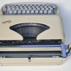 Rare Consul 'Trixi' vintage 1962 portable typewriter excellent working condition. image 4