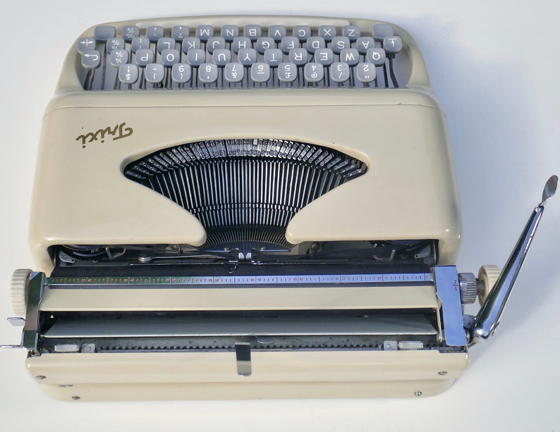 Rare Consul 'Trixi' vintage 1962 portable typewriter excellent working condition. image 4