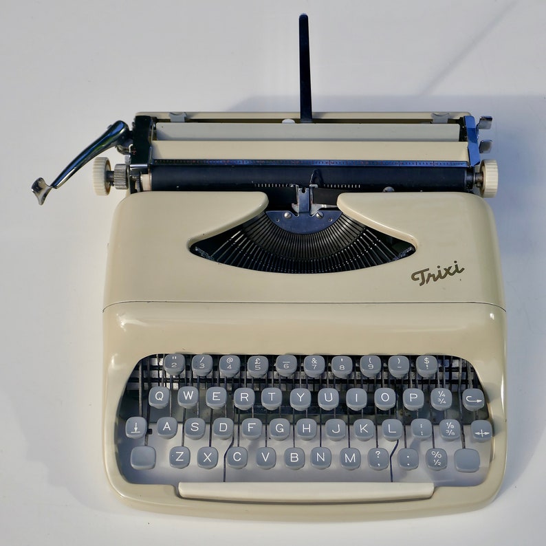 Rare Consul 'Trixi' vintage 1962 portable typewriter excellent working condition. image 3
