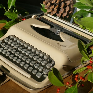 Rare Consul 'Trixi' vintage 1962 portable typewriter excellent working condition. image 2