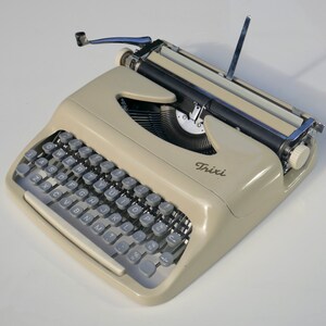 Rare Consul 'Trixi' vintage 1962 portable typewriter excellent working condition. image 6