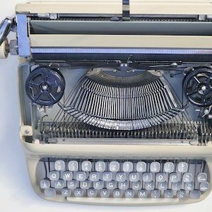 Rare Consul 'Trixi' vintage 1962 portable typewriter excellent working condition. image 7
