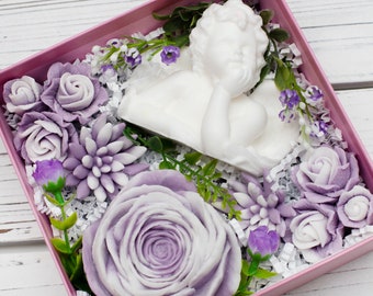 Handgemaakte zeep set van een engel zeep en rozenzepen met lieverd rozen geur olie in de geschenkdoos