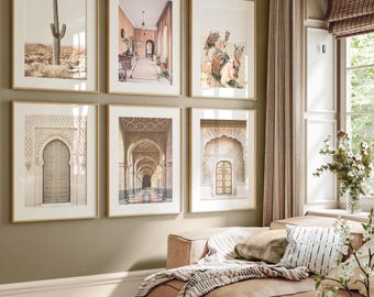 Op de afbeelding: Een galerijmuur met zes ingelijste prints in lichte houten lijsten. De afbeeldingen tonen een woestijncactus, een gang, een kameel, een versierde boogdeur, een zuilengang met ingewikkelde plafondpatronen en een gedetailleerde stenen boog.