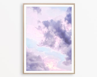 Lámina decorativa con estampado de nubes en tonos pastel, lila claro, rosa y azul, ideal para la habitación de niñas.