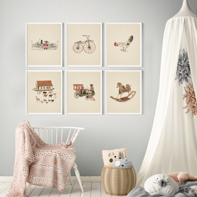 K&ouml;nnte beinhalten: Sechs gerahmte Illustrationen von Vintage-Spielzeug und Tieren, darunter ein Dampfschiff, ein Fahrrad, ein Hahn, ein Zug, ein Schaukelpferd und eine Gruppe von Pferden. Die Illustrationen sind im Aquarellstil gehalten und haben einen hellbeigen Hintergrund.