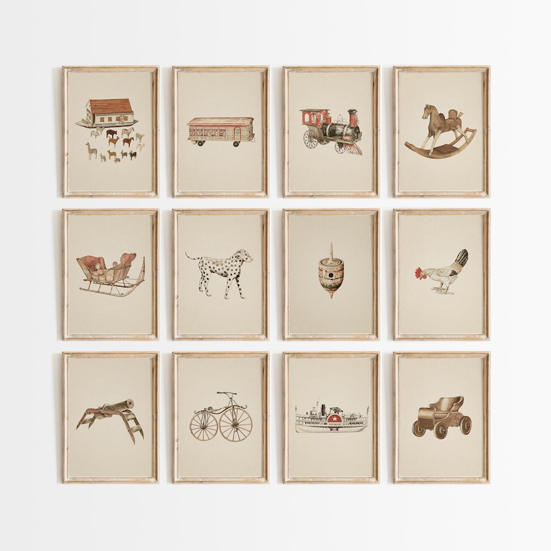 K&ouml;nnte beinhalten: Ein Set mit 10 gerahmten Drucken, die Vintage-Spielzeug zeigen, darunter ein Spielzeugboot, ein Spielzeugzug, ein Schaukelpferd, ein Schlitten, ein Dalmatiner, ein Kreisel, ein Hahn, ein Dreirad, ein Dampfschiff und ein Spielzeugwagen. Die Rahmen sind alle gleich gro&szlig; und geformt und in einem Rastermuster an einer wei&szlig;en Wand angeordnet.