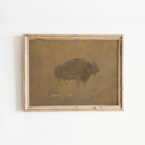 K&ouml;nnte beinhalten: Ein gerahmtes Gem&auml;lde eines braunen Bisons, der auf einem Feld steht. Das Gem&auml;lde hat eine ged&auml;mpfte, vintage &Auml;sthetik.