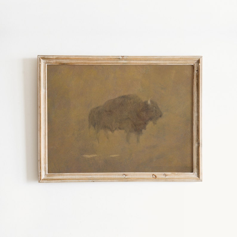 K&ouml;nnte beinhalten: Ein gerahmtes Gem&auml;lde eines braunen Bisons, der auf einem Feld steht. Das Gem&auml;lde hat eine ged&auml;mpfte, vintage &Auml;sthetik.