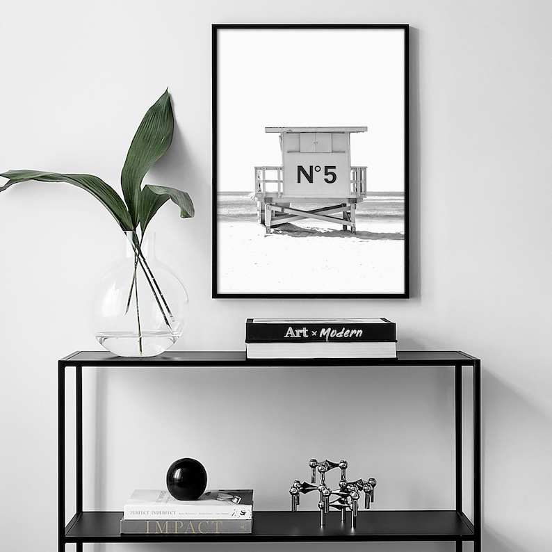 Póster de playa de California, fotografía en blanco y negro de una torre de salvavidas, impresión costera, arte mural imprimible imagen 1