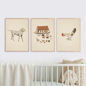 K&ouml;nnte beinhalten: Drei gerahmte Drucke mit Tierillustrationen. Der linke Druck zeigt einen Dalmatiner, der mittlere Druck zeigt ein Haus mit rotem Dach und eine Gruppe von Nutztieren, und der rechte Druck zeigt einen wei&szlig;en Hahn.