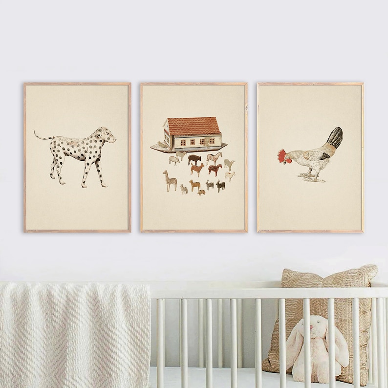 K&ouml;nnte beinhalten: Drei gerahmte Drucke mit Tierillustrationen. Der linke Druck zeigt einen Dalmatiner, der mittlere Druck zeigt ein Haus mit rotem Dach und eine Gruppe von Nutztieren, und der rechte Druck zeigt einen wei&szlig;en Hahn.