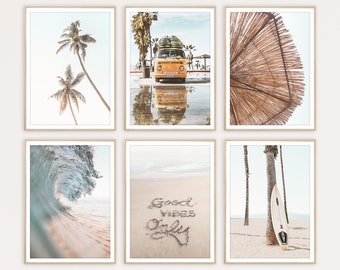 Könnte beinhalten: Ein Set aus sechs gerahmten Drucken mit Strandthema. Die Drucke zeigen Palmen, einen gelben Van, einen Sonnenschirm am Strand, eine Welle, die an der Küste bricht, die Worte "Good Vibes Only", die in den Sand geschrieben sind, und ein Surfbrett, das an einer Palme lehnt.