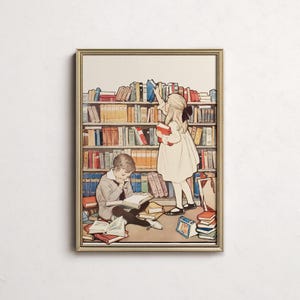 Puede incluir: Impresión vintage enmarcada que representa a dos niños en una biblioteca. Un niño está sentado en el suelo leyendo, mientras que una niña está de pie, alcanzando un libro en un estante lleno de libros coloridos. La obra de arte tiene un ambiente cálido y nostálgico.