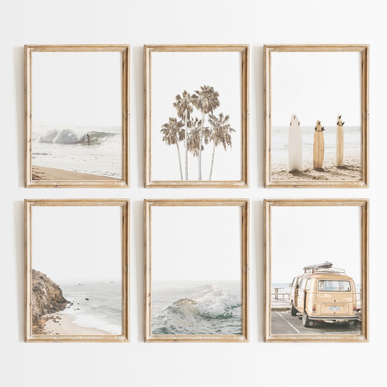 Puede incluir: Seis impresiones enmarcadas de escenas de playa, incluyendo palmeras, surfistas y una camioneta vintage. Los marcos son de madera clara y las impresiones est&aacute;n en una paleta de colores suaves.