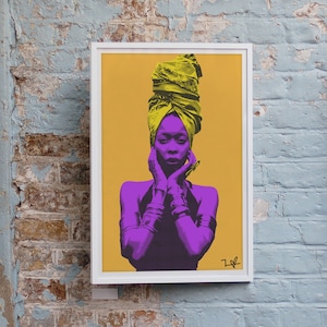 Op de afbeelding: Drie ingelijste portretten van mensen met kleurrijke achtergronden. Het linker portret is van een persoon met een groen shirt en een gouden ketting, tegen een rode achtergrond. Het middelste portret is van een persoon met een paars shirt en een gele hoofddoek, tegen een gele achtergrond. Het rechter portret is van een persoon met een blauw shirt en dreadlocks, tegen een roze achtergrond.