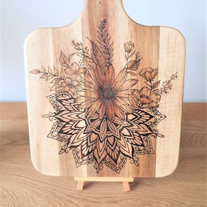 Serving board of acacia wood with a hand-burned image of flowers and a mandala.