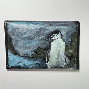 Pingüino de barbijo pintado a mano en artículos de cuero Portland Mini cartera tipo sobre negro