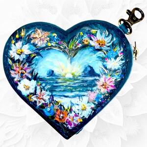 Monedero de cuero con forma de corazón pintado a mano – Atardecer en el océano con flores de verano / Monedero llavero con arte original / Regalo para ella