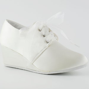 Emzee NYC, ANASTASIA Satin Wedge Sneaker, chaussure de mariage, paillettes, blanc, sneaker, sneaker nuptiale, chaussures de demoiselles d’honneur, chaussure blanche nuptiale