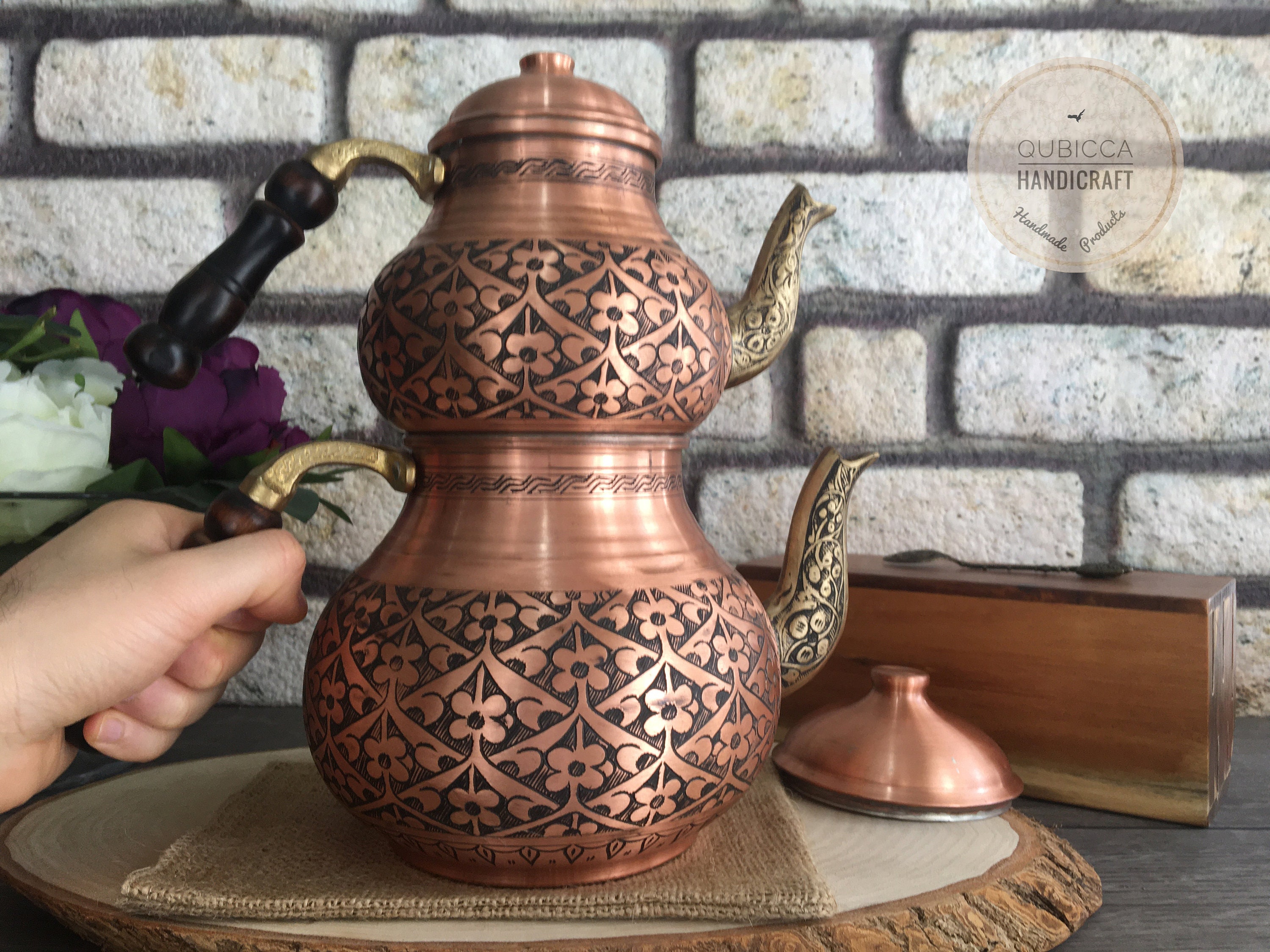 Sboccia nell'ora del tè con la nostra teiera in rame floreale intagliata a  mano, bollitore per tè turco fatto a mano con manici in legno set da 2  pezzi -  Italia
