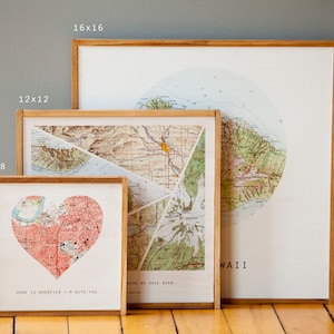 K&ouml;nnte beinhalten: Drei gerahmte Karten von Hawaii, in verschiedenen Gr&ouml;&szlig;en und Designs. Die kleinste Karte ist herzf&ouml;rmig mit dem Text "Home is wherever I'm with you". Die mittlere Karte ist eine Collage aus verschiedenen Kartenteilen mit dem Text "Here we have been". Die gr&ouml;&szlig;te Karte ist kreisf&ouml;rmig mit dem Text "Hawaii".