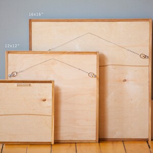 Puede incluir: Tres marcos de fotos de madera en diferentes tama&ntilde;os, 8x8 pulgadas, 12x12 pulgadas y 16x16 pulgadas. Los marcos est&aacute;n hechos de madera natural y tienen un dise&ntilde;o simple y elegante.