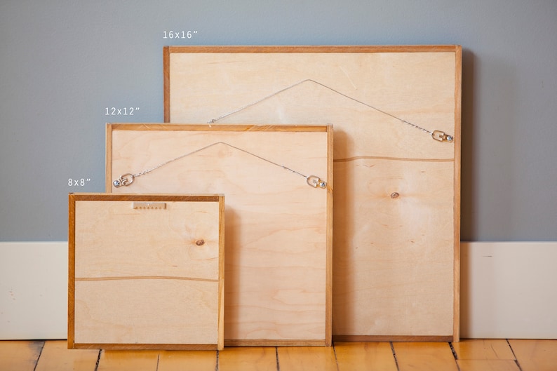 Puede incluir: Tres marcos de fotos de madera en diferentes tama&ntilde;os, 8x8 pulgadas, 12x12 pulgadas y 16x16 pulgadas. Los marcos est&aacute;n hechos de madera natural y tienen un dise&ntilde;o simple y elegante.