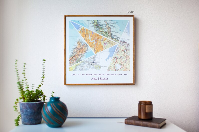 Puede incluir: Una impresi&oacute;n enmarcada con un dise&ntilde;o de mapa que presenta un collage de diferentes secciones de mapa. La impresi&oacute;n tiene el texto "Life is an adventure best traveled together" y los nombres "John & Rachel". La impresi&oacute;n est&aacute; colgada en una pared blanca.