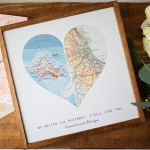 K&ouml;nnte beinhalten: Ein gerahmter Druck mit einer herzf&ouml;rmigen Karte von zwei Orten. Der Text "NO MATTER THE DISTANCE, I WILL LOVE YOU. Forever and Always" ist unter der Karte gedruckt.
