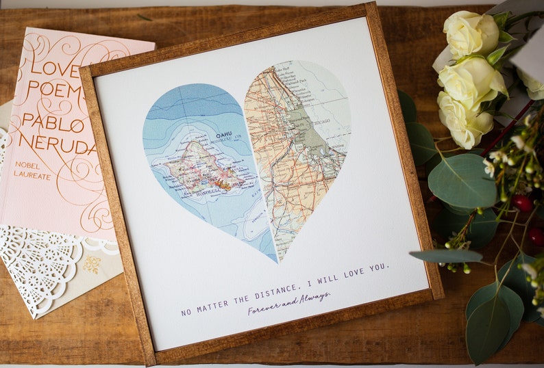K&ouml;nnte beinhalten: Ein gerahmter Druck mit einer herzf&ouml;rmigen Karte von zwei Orten. Der Text "NO MATTER THE DISTANCE, I WILL LOVE YOU. Forever and Always" ist unter der Karte gedruckt.