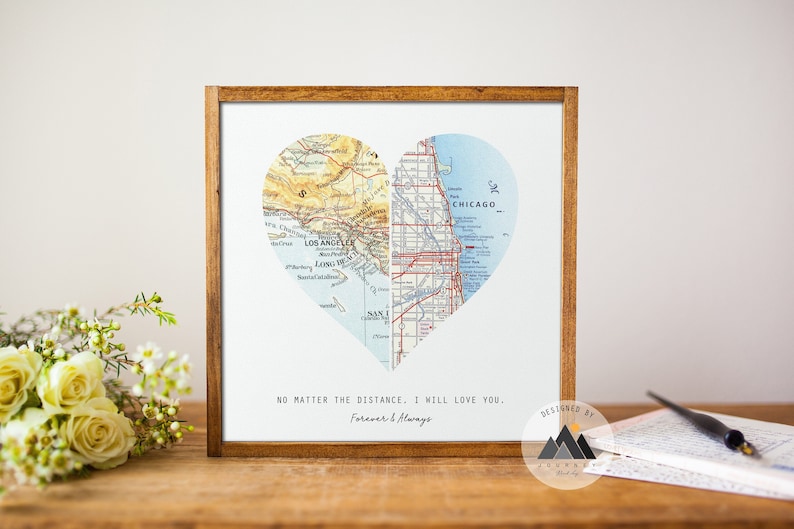 K&ouml;nnte beinhalten: Ein gerahmter Druck mit einer herzf&ouml;rmigen Karte von Los Angeles und Chicago. Der Text "No matter the distance, I will love you. Forever & Always" ist unter der Karte gedruckt.