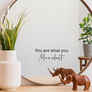 Je bent wat je manifesteert sticker, positieve affirmaties, MacBook sticker, autoboog sticker, affirmaties kunst aan de muur, sticker, muur sticker