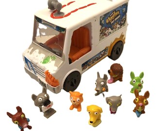 Ugglys Pet Shop Dirty Dog Wash Van with 9 Figures