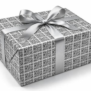 Könnte beinhalten: Eine rechteckige Geschenkbox, verpackt in Papier mit einem schwarz-weißen QR-Code-Muster. Sie ist mit einem silbernen Satinband und einer Schleife gebunden. Die Präsentation ist modern und technologieorientiert.