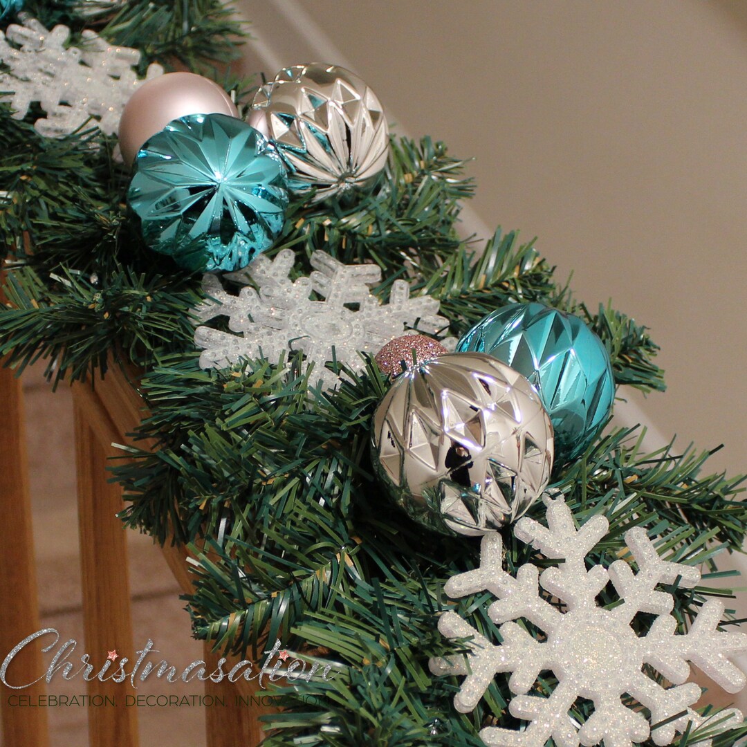 Suspendre Flocons De Neige Avec Des Branches D'arbres De Noël D'argent