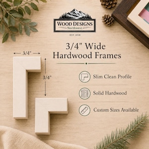 K&ouml;nnte beinhalten: Zwei unfertige Hartholz-Rahmenecken, jeweils 1,9 cm breit, werden gezeigt. Das Bild enth&auml;lt Text: "Wood Designs Northwest", "3/4" Wide Hardwood Frames" und Details &uuml;ber das schlanke Profil, das massive Hartholz und die Sondergr&ouml;&szlig;en der Rahmen.