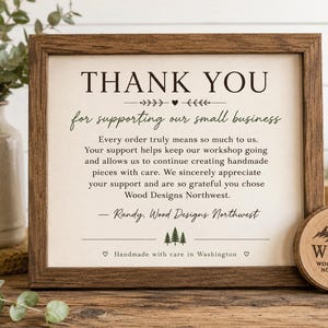 K&ouml;nnte beinhalten: Ein gerahmtes Holzschild mit den Worten "THANK YOU" oben, gefolgt von einer Dankesbotschaft f&uuml;r die Unterst&uuml;tzung eines kleinen Unternehmens. Ein Holzuntersetzer mit dem Logo "WDNW WOOD DESIGNS NORTHWEST" befindet sich auf der rechten Seite.