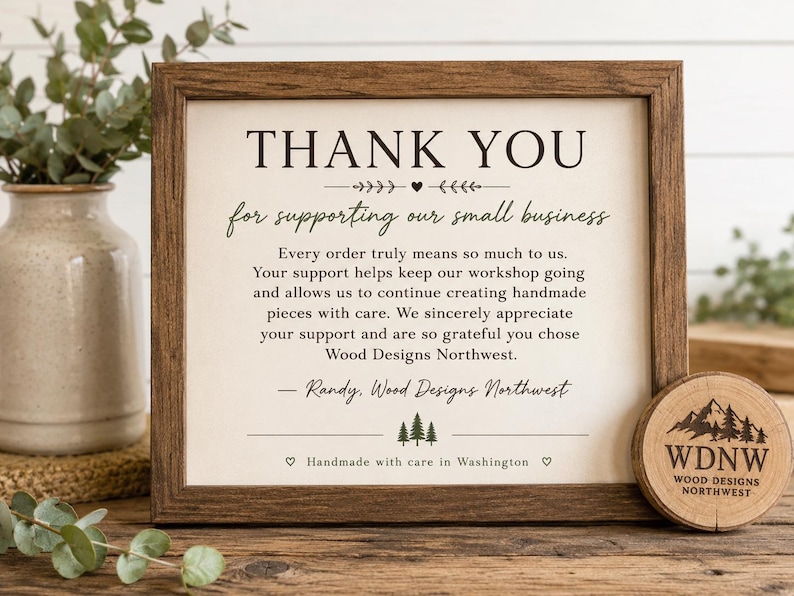 K&ouml;nnte beinhalten: Ein gerahmtes Holzschild mit den Worten "THANK YOU" oben, gefolgt von einer Dankesbotschaft f&uuml;r die Unterst&uuml;tzung eines kleinen Unternehmens. Ein Holzuntersetzer mit dem Logo "WDNW WOOD DESIGNS NORTHWEST" befindet sich auf der rechten Seite.