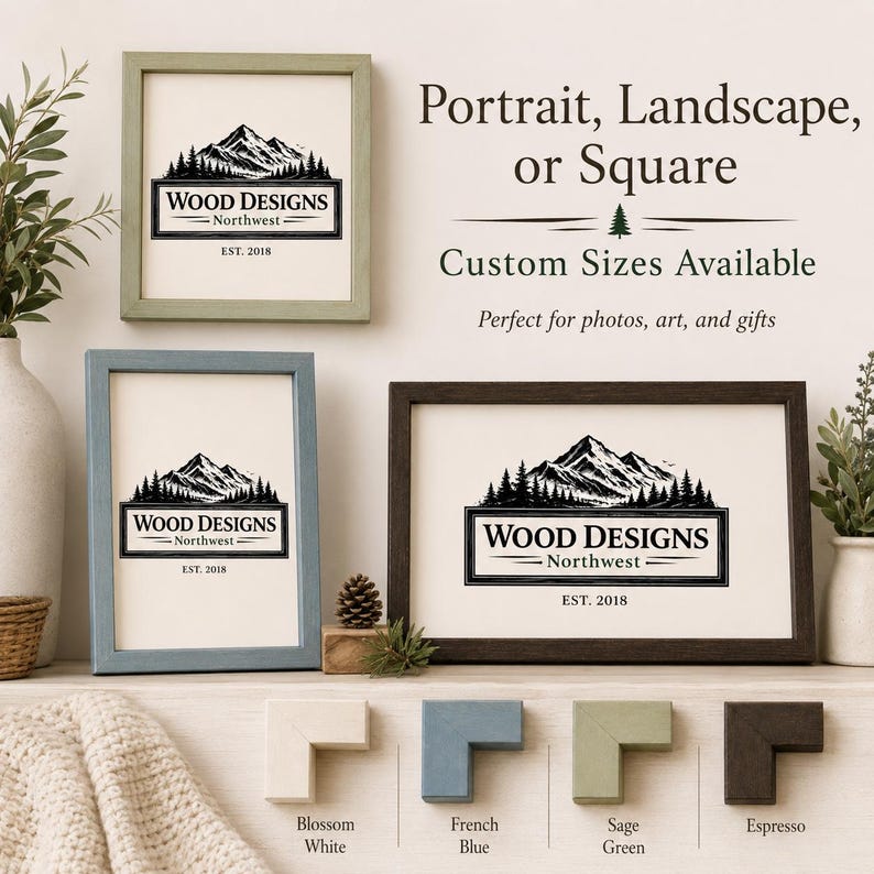 K&ouml;nnte beinhalten: Gerahmte Kunstdrucke mit dem Logo "Wood Designs Northwest", das ein Berg- und Baumdesign zeigt. Die Rahmen sind in Salbeigr&uuml;n, Blau und Espresso gehalten. Der Text lautet "Portrait, Landschaft oder Quadrat" und "Sondergr&ouml;&szlig;en erh&auml;ltlich."