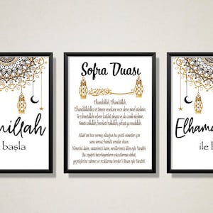 Könnte beinhalten: Drei schwarze gerahmte Drucke mit goldenen und schwarzen Mandala-Designs. Der mittlere Druck hat den Text "Sofra Duası" in goldenen Buchstaben. Der linke Druck hat den Text "Bismillah ile başla" in schwarzen Buchstaben. Der rechte Druck hat den Text "Elhamdulillah ile bitir" in schwarzen Buchstaben.