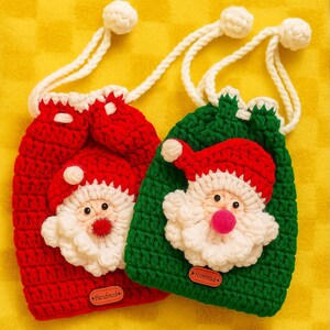 Puede incluir: Dos bolsas con cordón hechas a mano con ganchillo, una roja y otra verde, cada una con una cara de Papá Noel. Las caras de Papá Noel tienen barbas blancas, gorros rojos y narices rosas. Las bolsas tienen cordones blancos y están sobre un fondo amarillo.