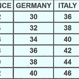 Pode incluir: Uma tabela de convers&atilde;o de tamanhos para roupas nos Estados Unidos, Reino Unido, Fran&ccedil;a, Alemanha, It&aacute;lia, Austr&aacute;lia e Jap&atilde;o. A tabela mostra os tamanhos correspondentes para cada pa&iacute;s.